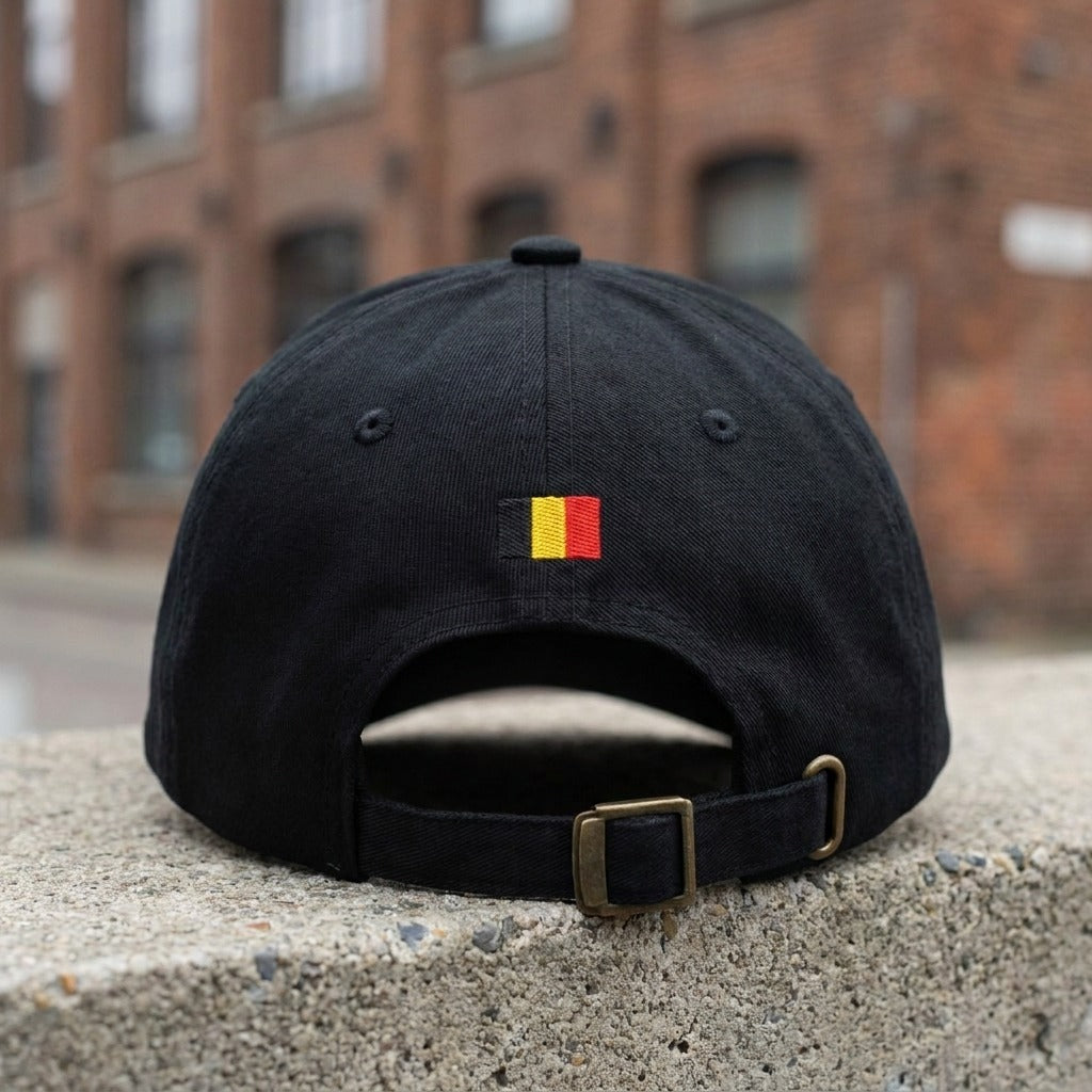 Dos de la casquette NETFRITE : drapeau belge brodé, sangle et boucle laiton antique