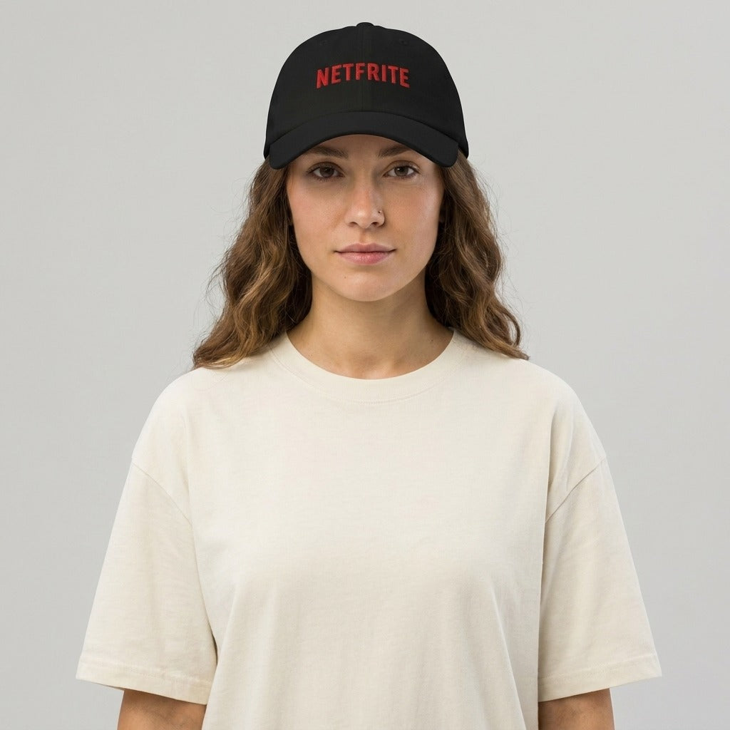 Femme portant la casquette belge NETFRITE, casquette originale unisexe noire brodée – photo studio