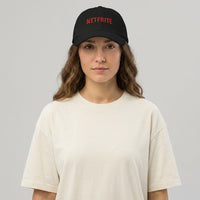Femme portant la casquette belge NETFRITE, casquette originale unisexe noire brodée – photo studio