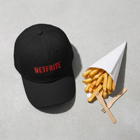 Casquette belge NETFRITE à plat à côté d'un cornet de frites belges – flat lay produit