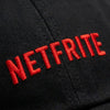 Macro de la broderie rouge NETFRITE sur le sergé de coton noir de la casquette