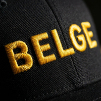 Macro de la broderie fil doré BELGE sur la casquette noire Flexfit