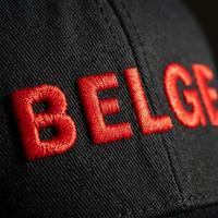 Macro de la broderie fil rouge BELGE sur la casquette noire Flexfit