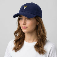 Casquette belge en velours côtelé avec frites brodées portée par une femme - photo studio