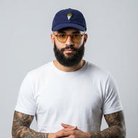 Casquette belge en velours côtelé avec frites brodées portée par un homme - photo studio