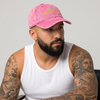 Casquette bronzette originale rose délavée portée par un homme barbu tatoué, studio fond neutre