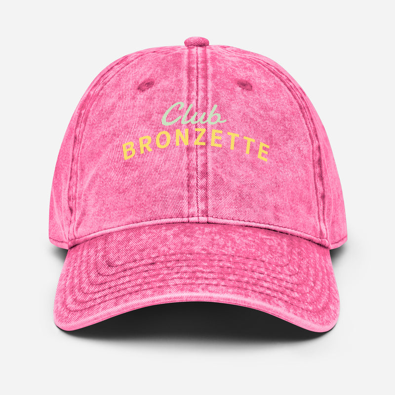 Casquette bronzette vintage rose portée par une femme en rue ensoleillée, ambiance riviera urbaine streetwear