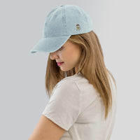 Casquette en jean bleu clair pour femme brodée fleur, arc-en-ciel et peace, portée
