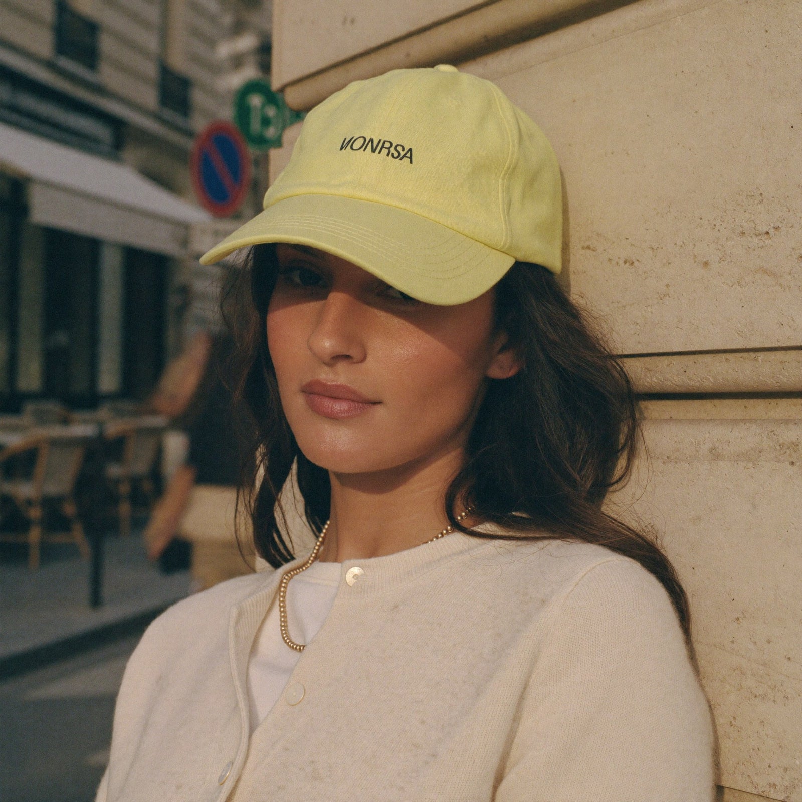 Comment porter une casquette jaune pastel femme : look d'été décontracté en ville