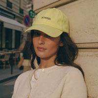 Comment porter une casquette jaune pastel femme : look d'été décontracté en ville