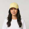 Casquette femme jaune pastel portée de face sur fond studio neutre
