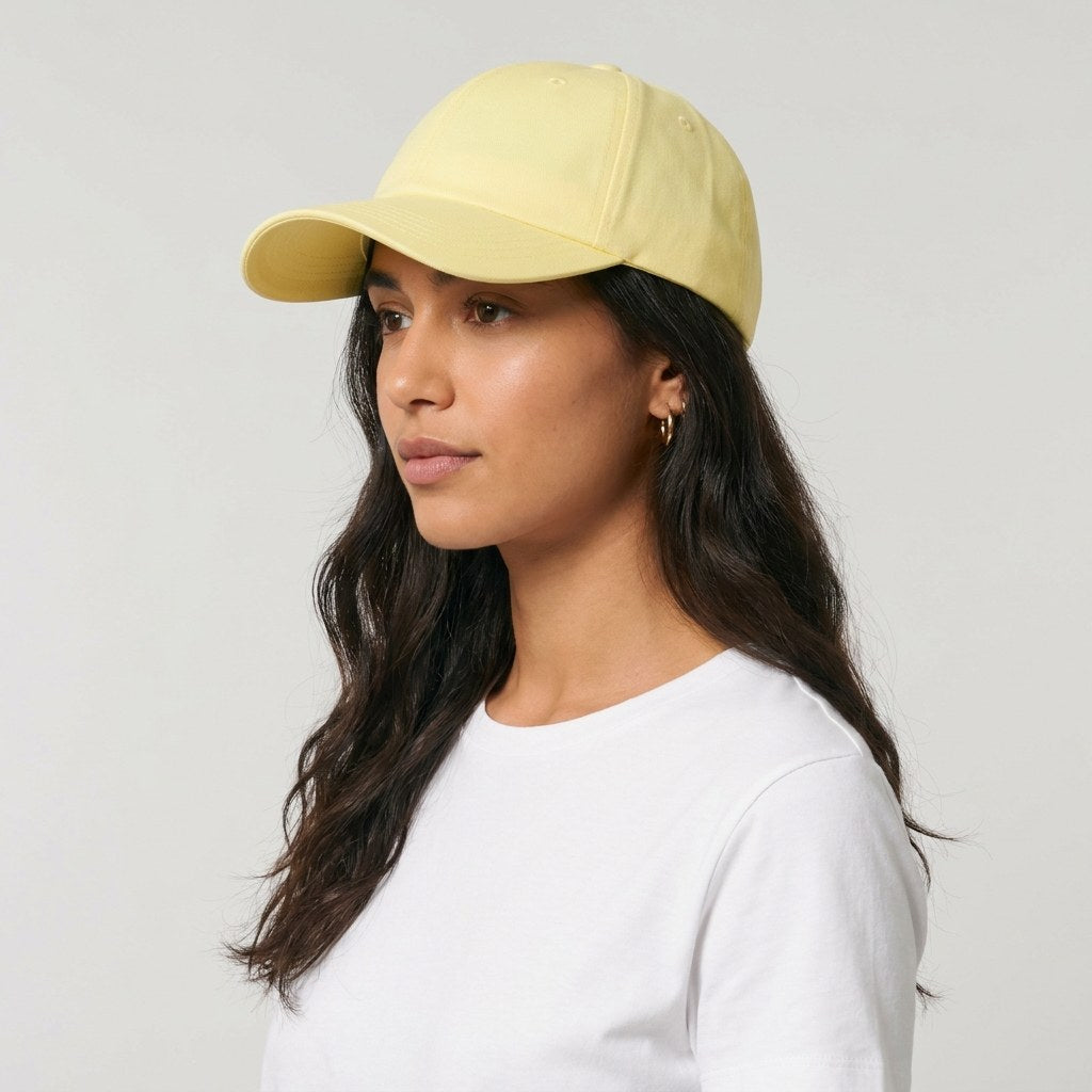 Casquette femme jaune pastel vue de profil, visière courbée et panneau latéral