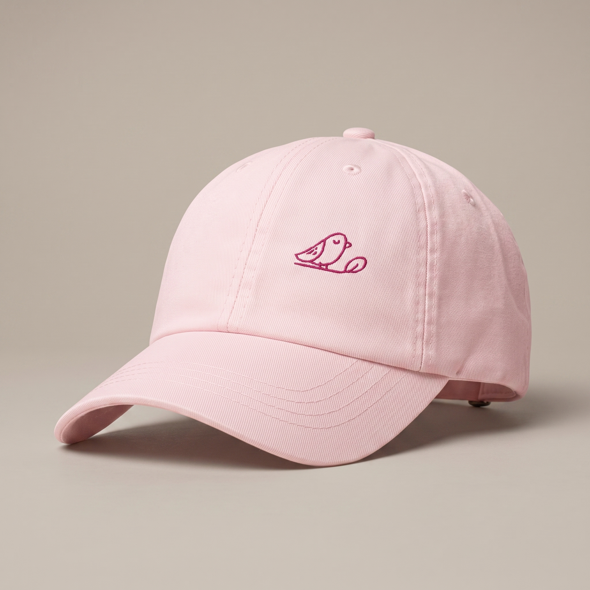 Casquette femme rose pastel brodée oiseau, packshot trois-quarts fond neutre
