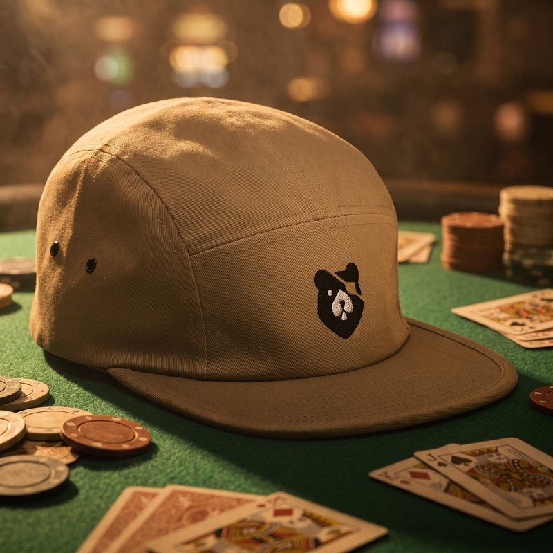Casquette 5 panneaux kaki brodée Bear Poker, ours avec cache-œil et pique posée sur un tapis de poker vert avec des jetons et des cartes - CHT'M Boutique