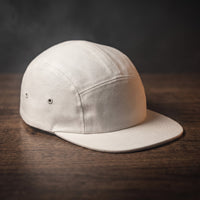 Casquette five panel blanche unie, visière plate