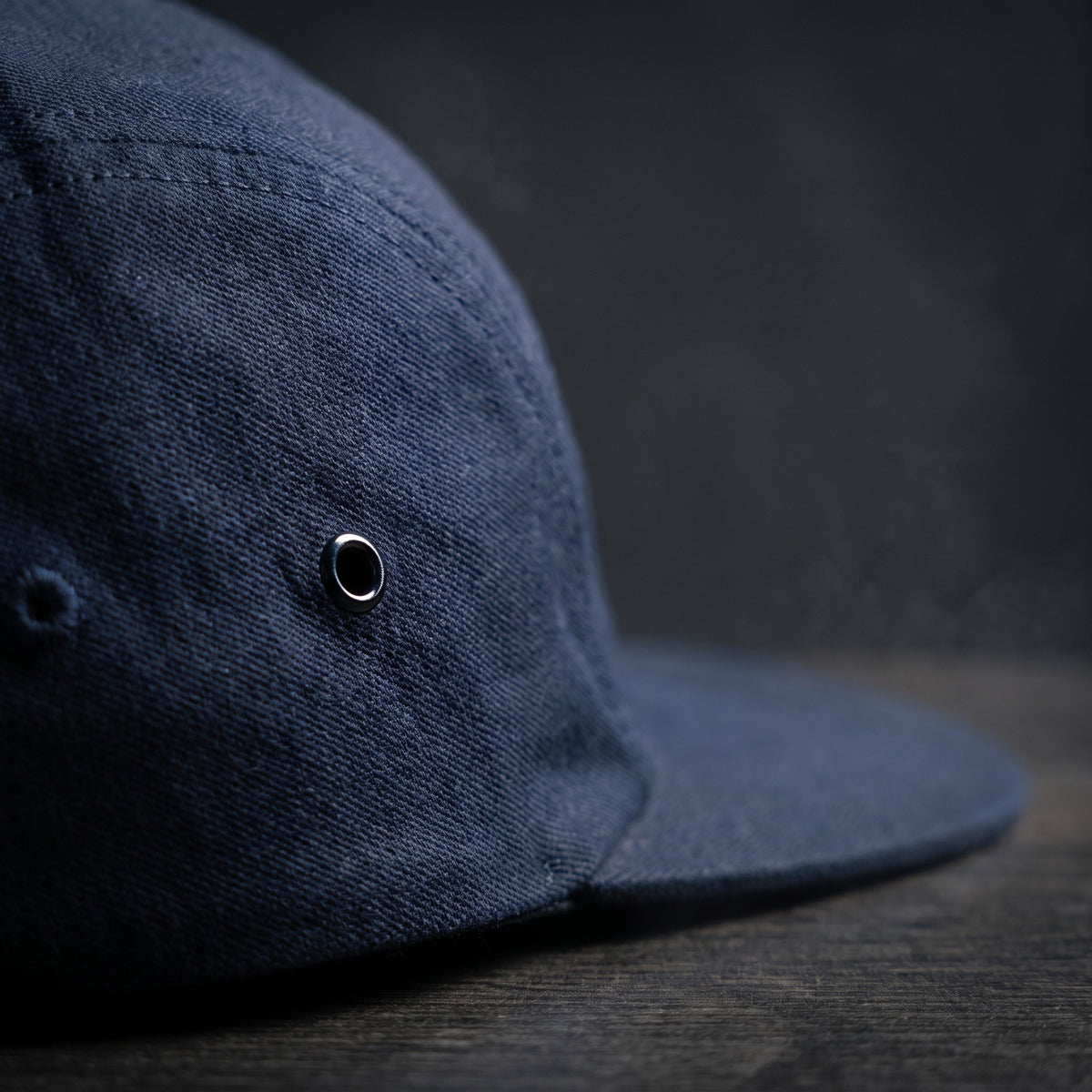 Détail des coutures et de l'œillet de la casquette five panel bleu marine