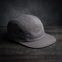 Casquette five panel grise unie, visière plate
