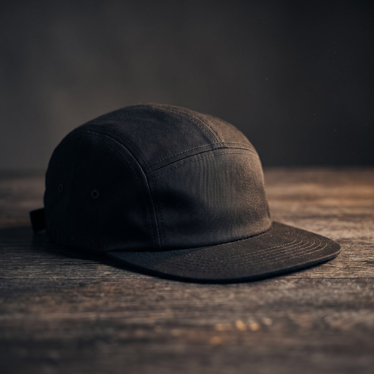 Casquette five panel noire unie, visière plate