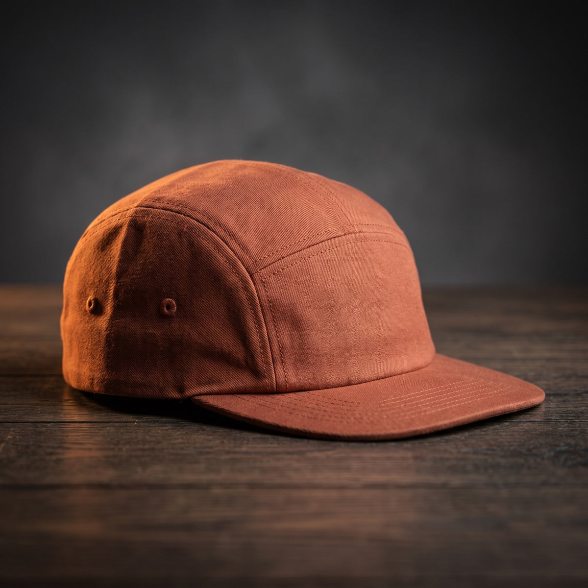 Casquette five panel rouge brique unie, visière plate