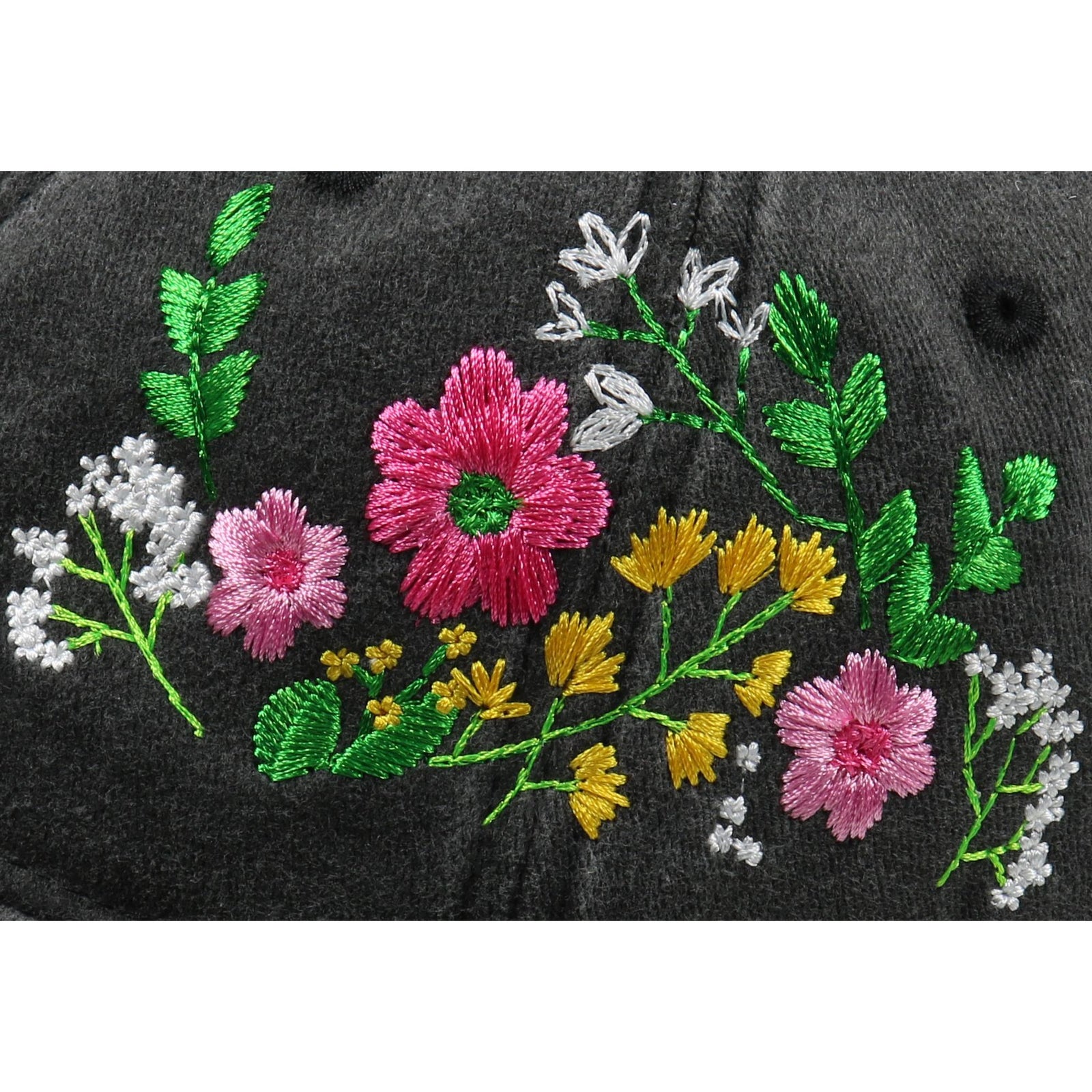 Broderie de fleurs sauvages en gros plan sur casquette de baseball délavée CHT'M