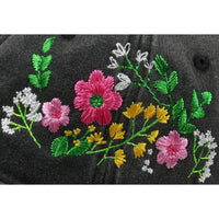 Broderie de fleurs sauvages en gros plan sur casquette de baseball délavée CHT'M