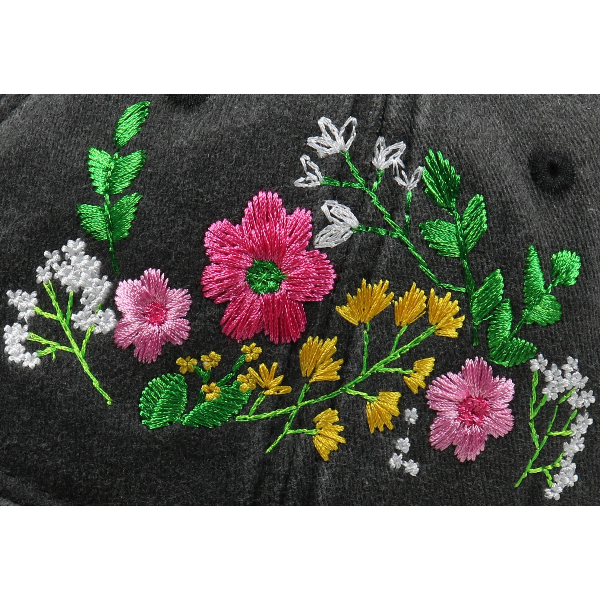 Broderie de fleurs sauvages en gros plan sur casquette de baseball délavée CHT'M