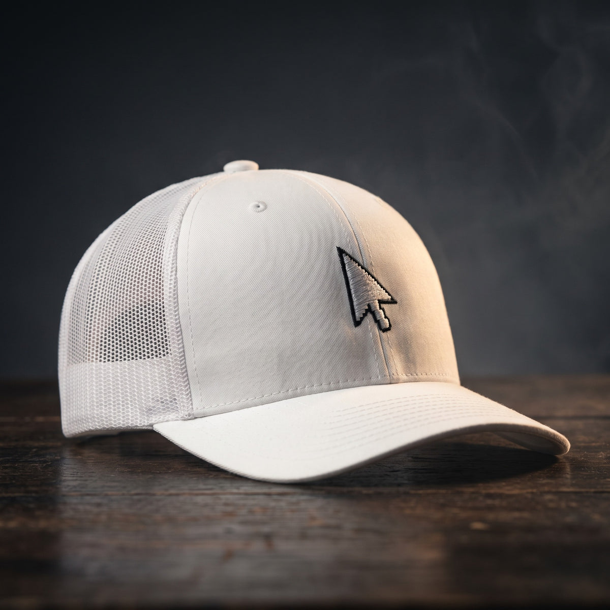 Casquette de geek trucker blanche avec curseur de souris brodé, vue trois quarts