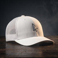 Casquette de geek trucker blanche avec curseur de souris brodé, vue trois quarts
