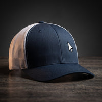 Casquette de geek trucker bleu marine et blanche avec curseur de souris brodé