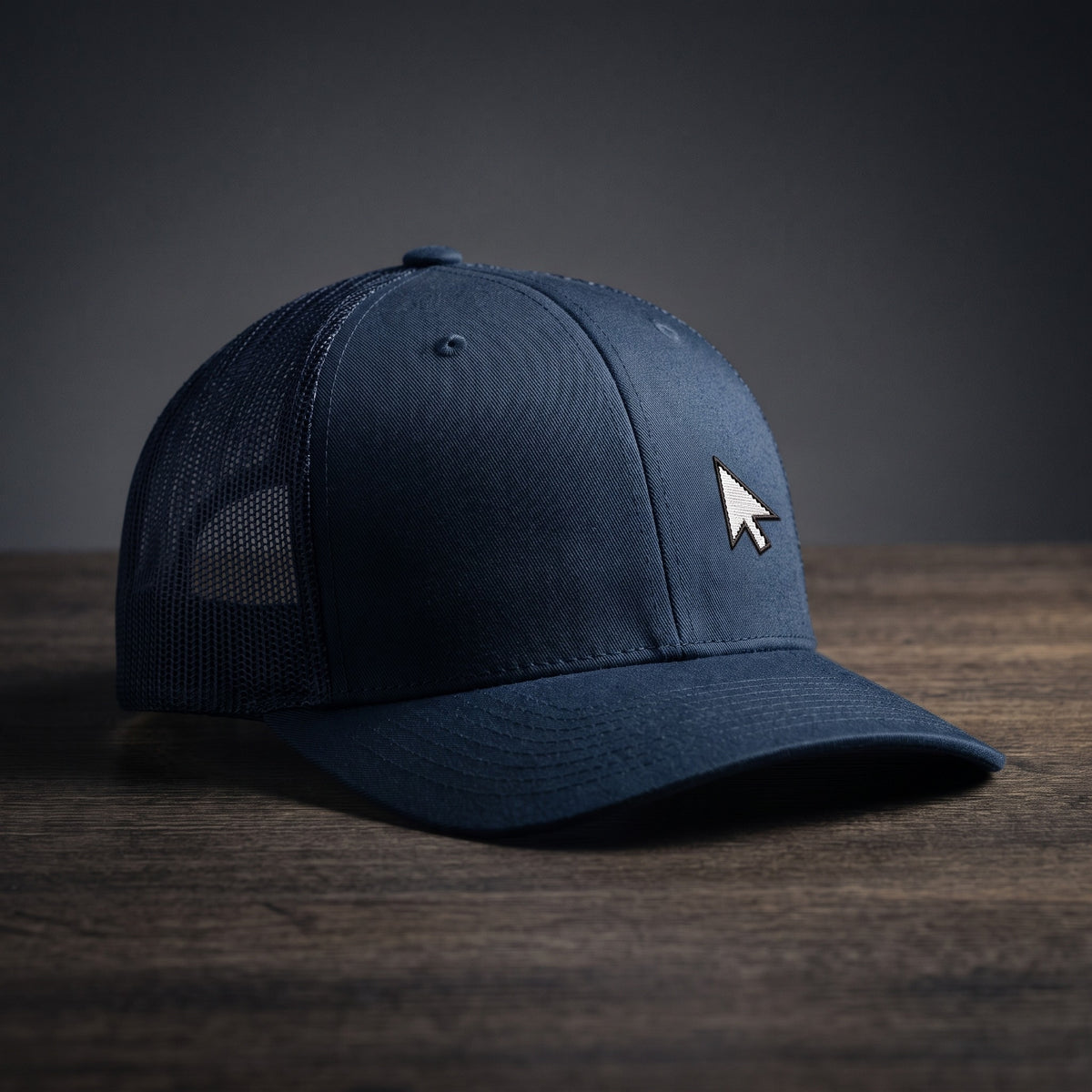 Casquette de geek trucker bleu marine avec curseur de souris brodé, vue trois quarts