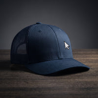 Casquette de geek trucker bleu marine avec curseur de souris brodé, vue trois quarts