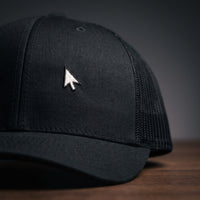 Détail du curseur de souris brodé sur casquette de geek trucker noire