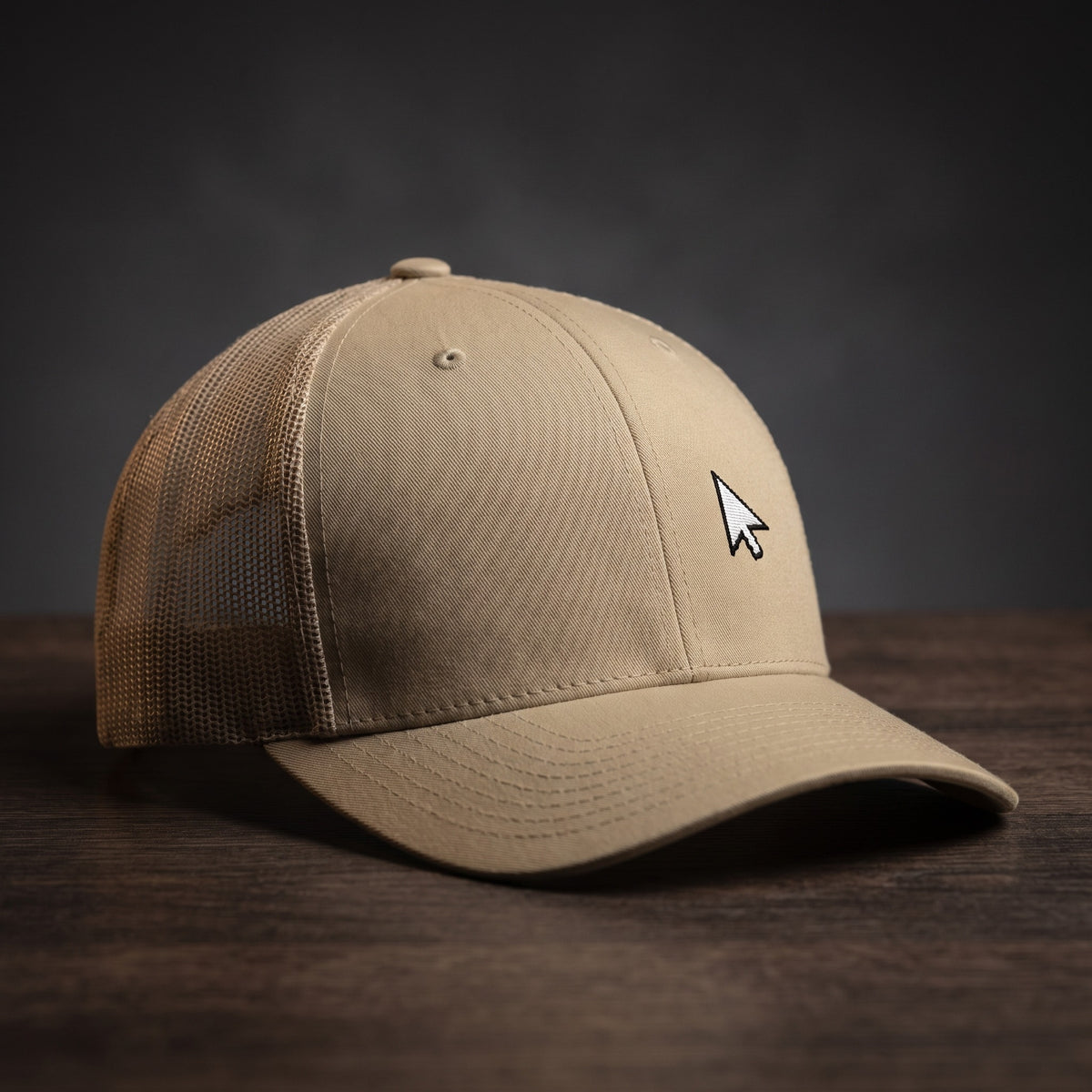 Casquette de geek trucker kaki beige avec curseur de souris brodé