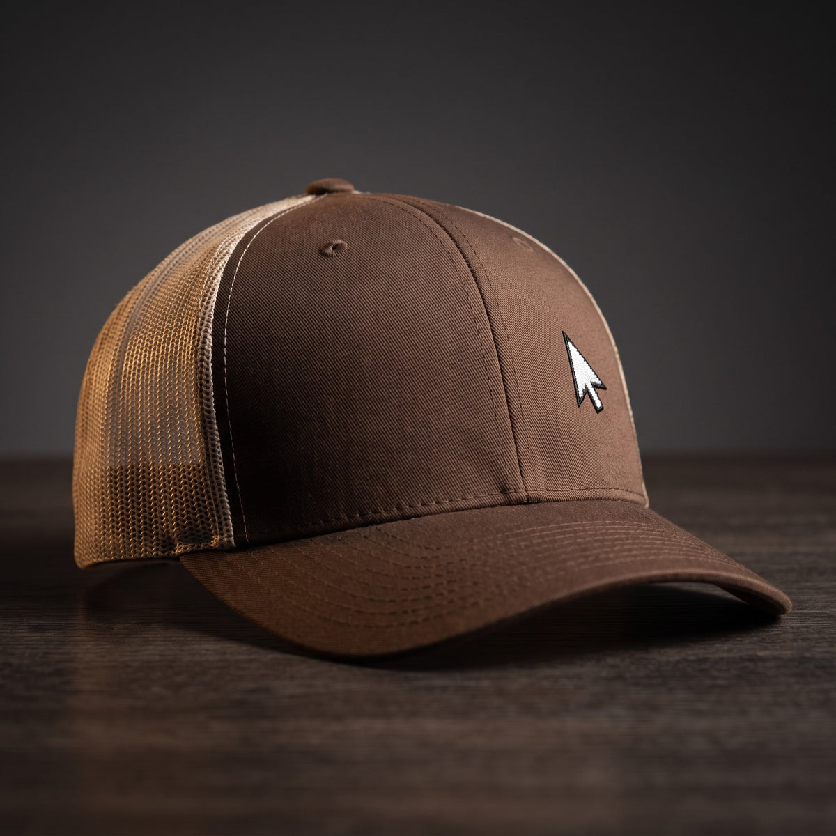 Casquette de geek trucker marron avec filet kaki et curseur de souris brodé