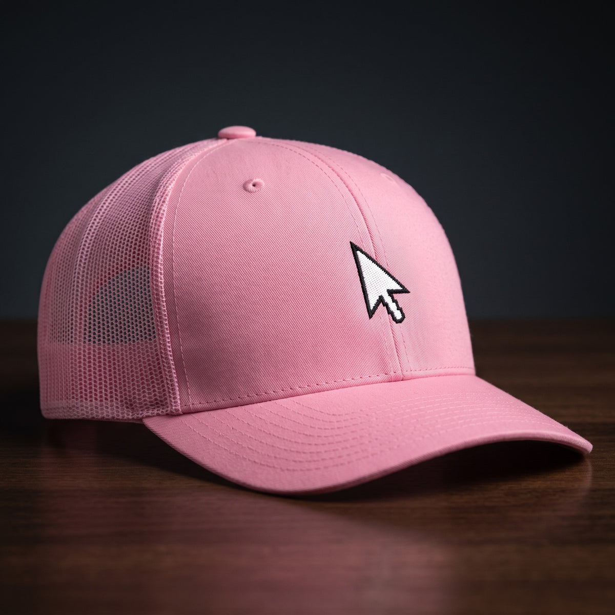 Casquette de geek trucker rose avec curseur de souris brodé, vue trois quarts