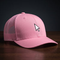 Casquette de geek trucker rose avec curseur de souris brodé, vue trois quarts
