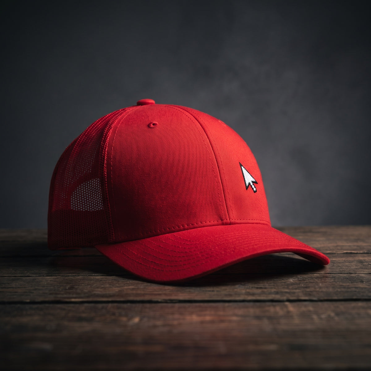 Casquette de geek trucker rouge avec curseur de souris brodé, vue trois quarts