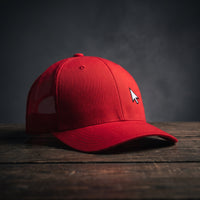 Casquette de geek trucker rouge avec curseur de souris brodé, vue trois quarts