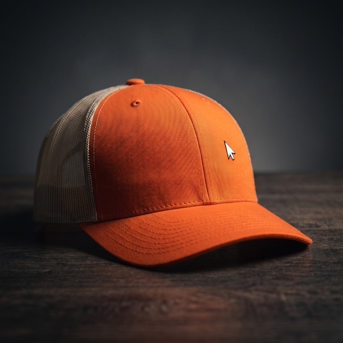 Casquette de geek trucker orange roux avec filet kaki et curseur de souris brodé