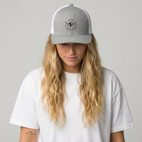 Femme portant la casquette trucker Good Vibes Only brodée shaka, style surf, studio