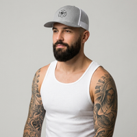 Homme en casquette trucker Good Vibes Only, shaka brodé noir, studio fond neutre