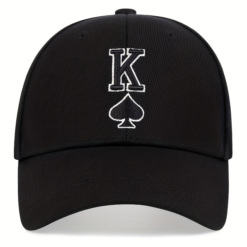 Gros plan broderie 3D Roi de Pique (K et pique) sur casquette poker noire CHT'M