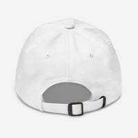 Dos de la casquette requin brodée blanche, sangle réglable et boucle laiton