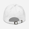 Dos de la casquette requin brodée blanche, sangle réglable et boucle laiton