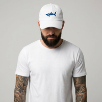 Homme portant la casquette requin brodée SHARK blanche, photo studio
