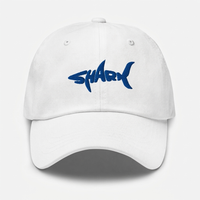 Casquette requin brodée blanche non portée, vue de face, broderie SHARK bleu roi centrée