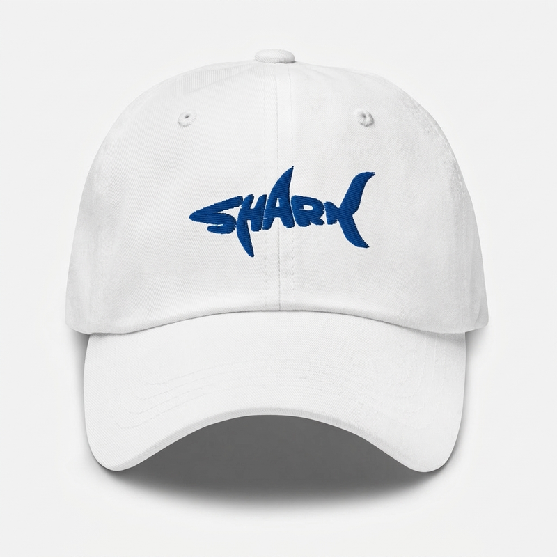 Casquette requin brodée blanche non portée, vue de face, broderie SHARK bleu roi centrée