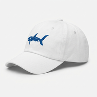 Casquette requin brodée blanche de profil, visière courbée et profil bas