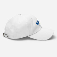 Casquette requin brodée blanche de profil droit, visière courbée