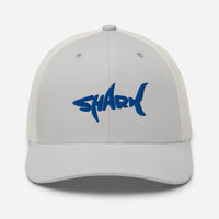 Casquette requin SHARK argentée, vue de face, logo requin brodé bleu roi